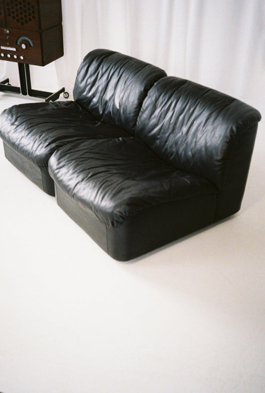 Pair of Sculptural Lounge Chairs by Tito Agnoli for Arflex, 1960s, Black Leather Italian Modern Design